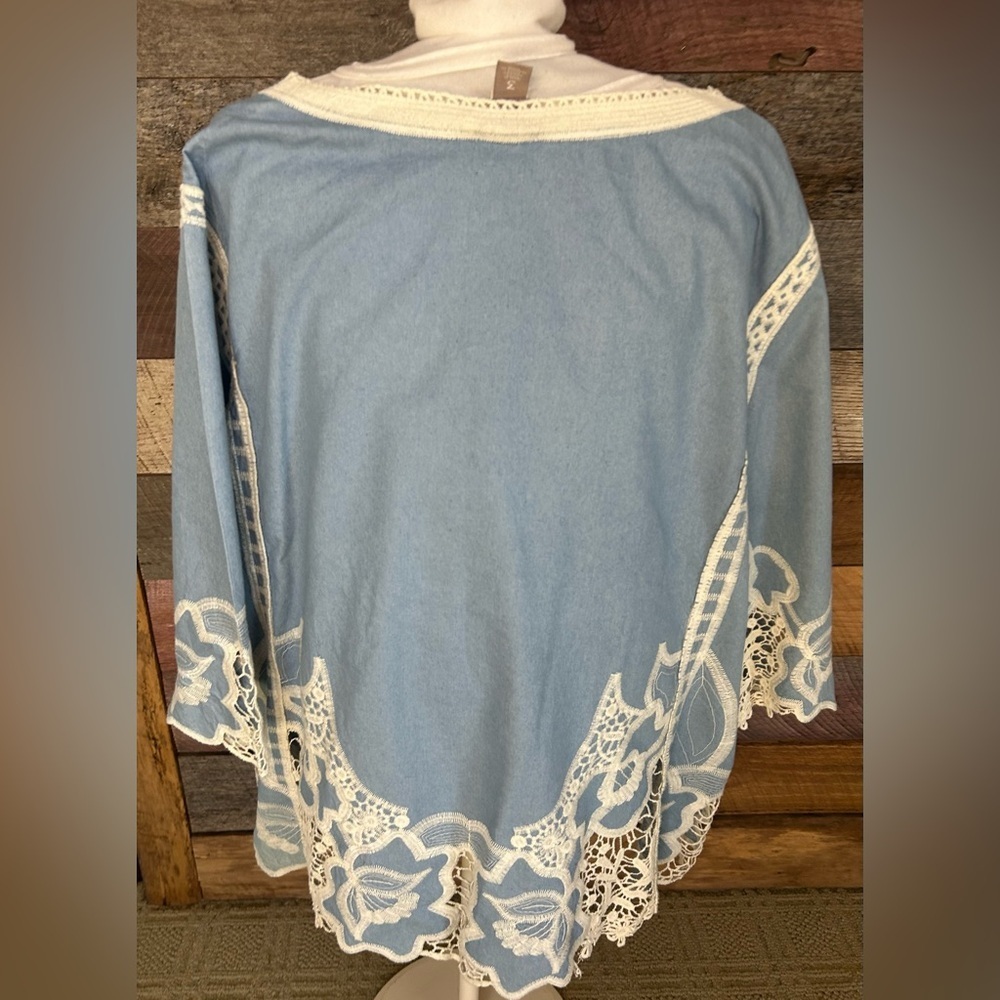 Chico's Blue Tunic Top with White Lace Trim Size 3xl - Picture 6 of 7